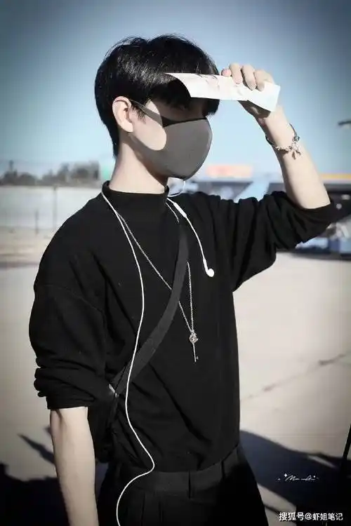 肖战现身上海机场,低调奢华的穿搭惊艳众人,舒适与时尚并存