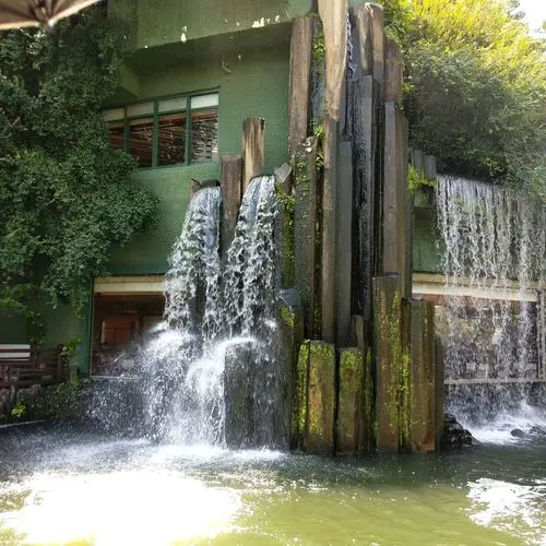 人造的小型瀑布.