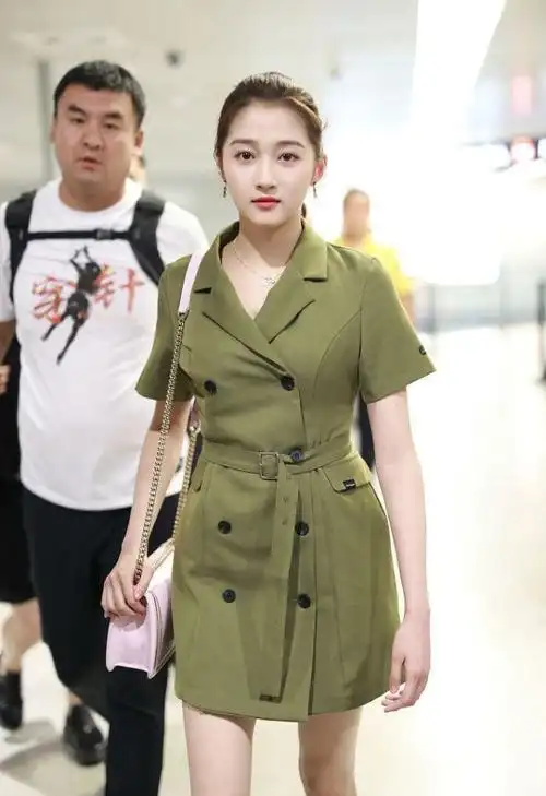 关晓彤的日常穿搭让人意外穿西装裙像30岁好在hold住了