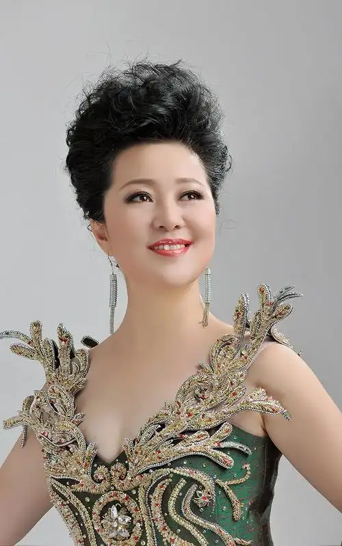 上海音乐学院声乐歌剧系副教授,硕士生导师,女高音歌唱家.