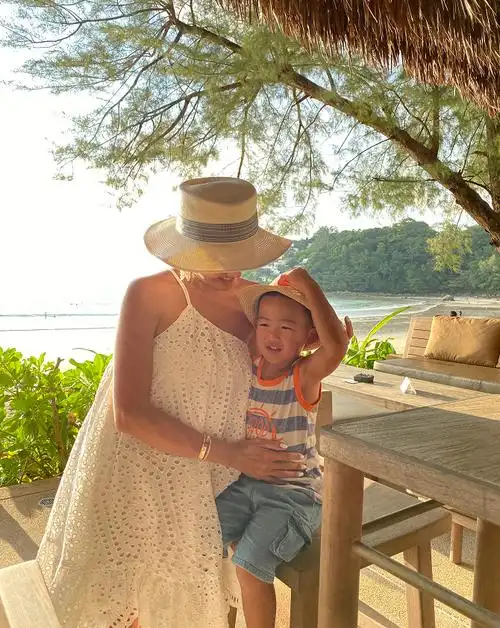 高曙光现任富豪老婆王玲,虽然小16岁,但看着真有女人的气质