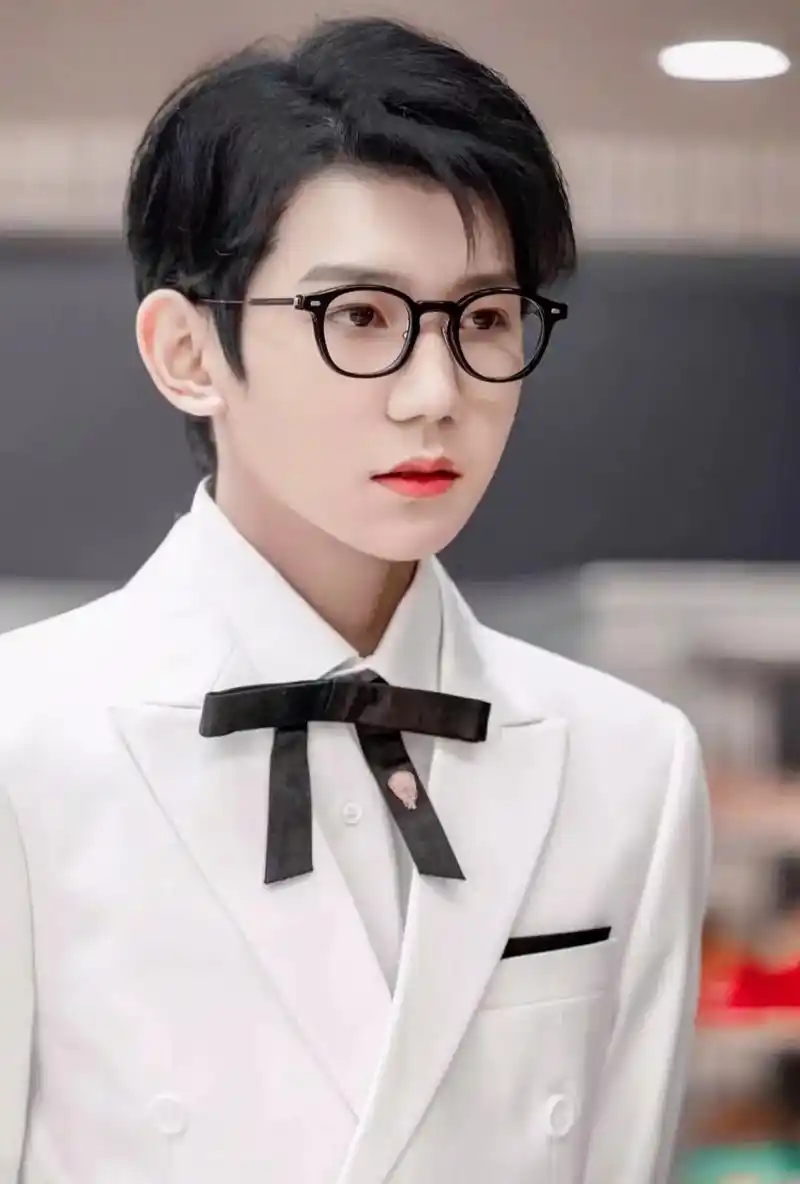 好喜欢哥哥戴眼镜呀9899@tfboys-王源 #王源 #神 - 抖音