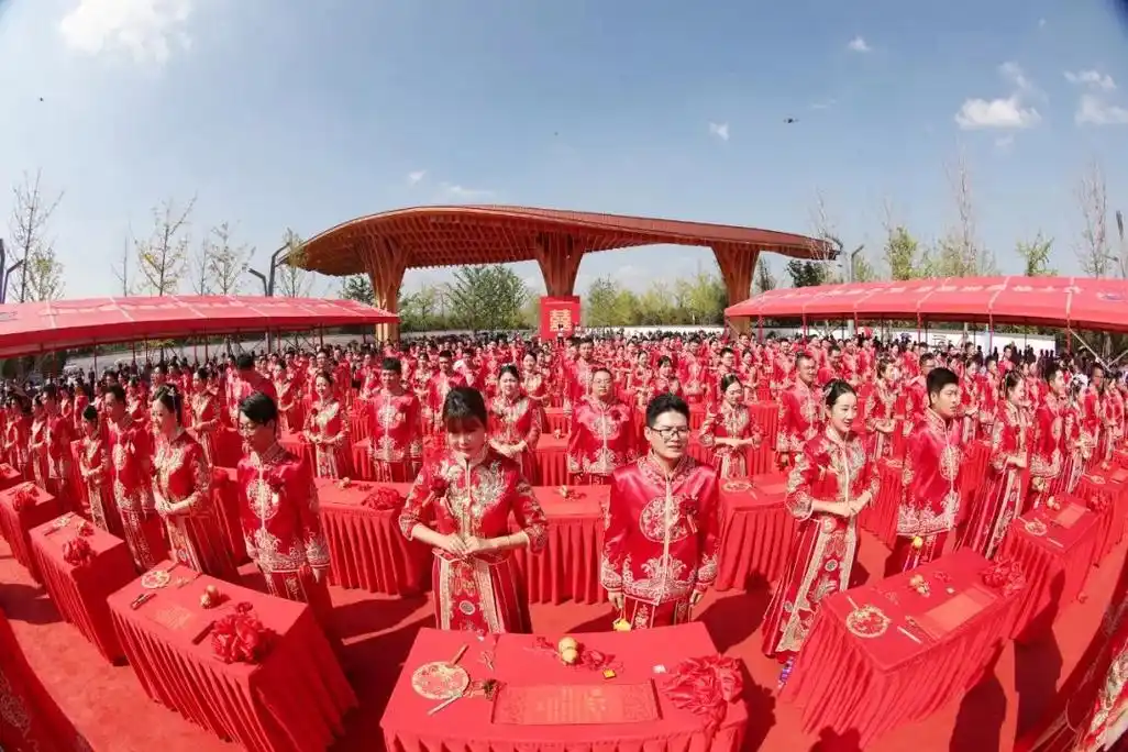 晋阳湖畔,百对新人共赴中式集体婚礼_澎湃号·媒体_澎湃新闻-the