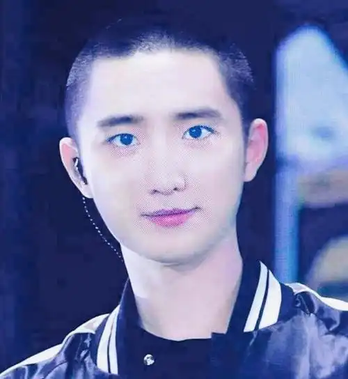 边伯贤换风格新剪的寸头让人想到了吴京全网都忍不住了