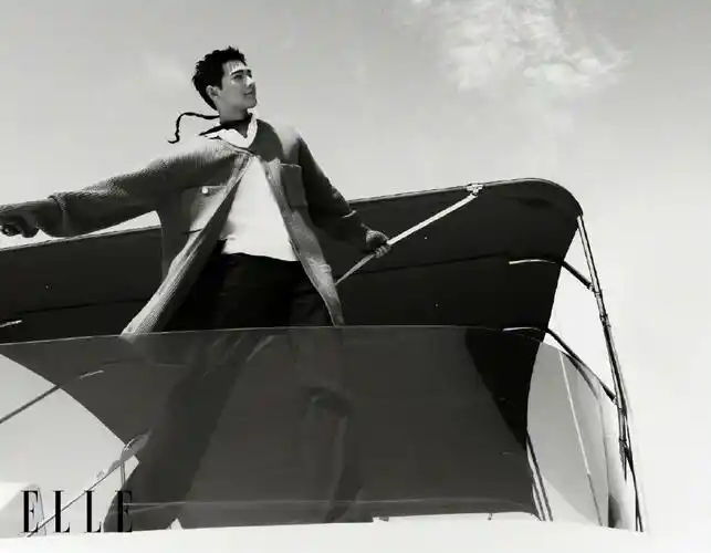 杨洋海上逐浪大片 赤脚迎风惬意悠然-时代网