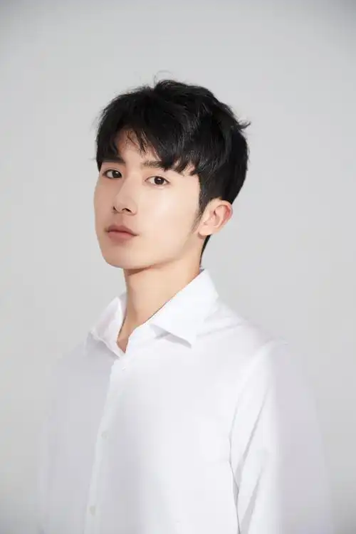 简介:郝富申白衬衫简约清爽写真图片,分享一组郝富申图片给大家,图中