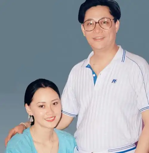 大宋佳和她的第一任丈夫结婚后,她彻底淡出娱乐圈.