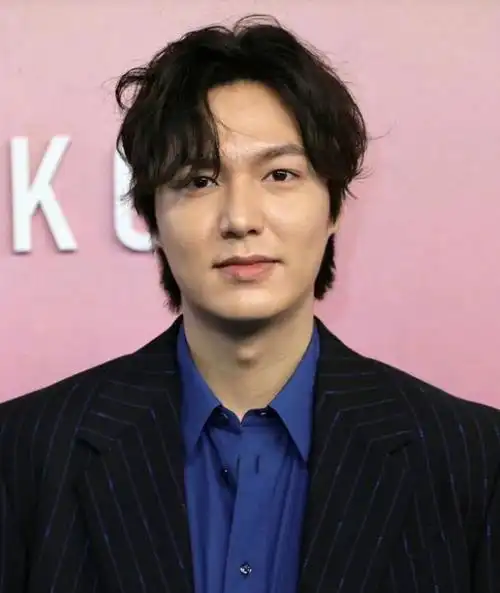 李钟硕近照曝光整个人发福到惊人胳膊脸部胖了一圈