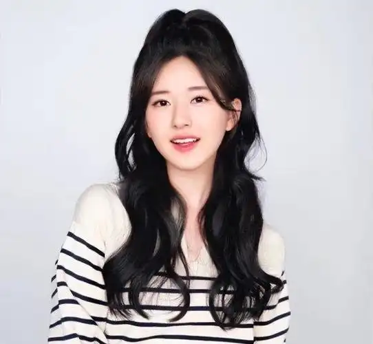 赵露思丸子头俏皮减龄公主编发简直是在逃公主