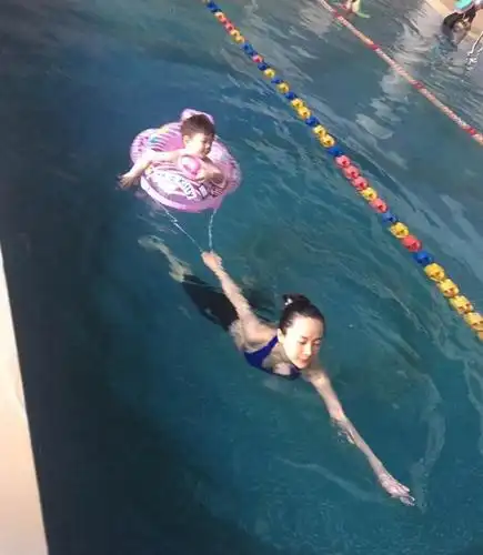 带娃游泳,身为女演员的霍思燕就是这么刚,健身带娃两不误