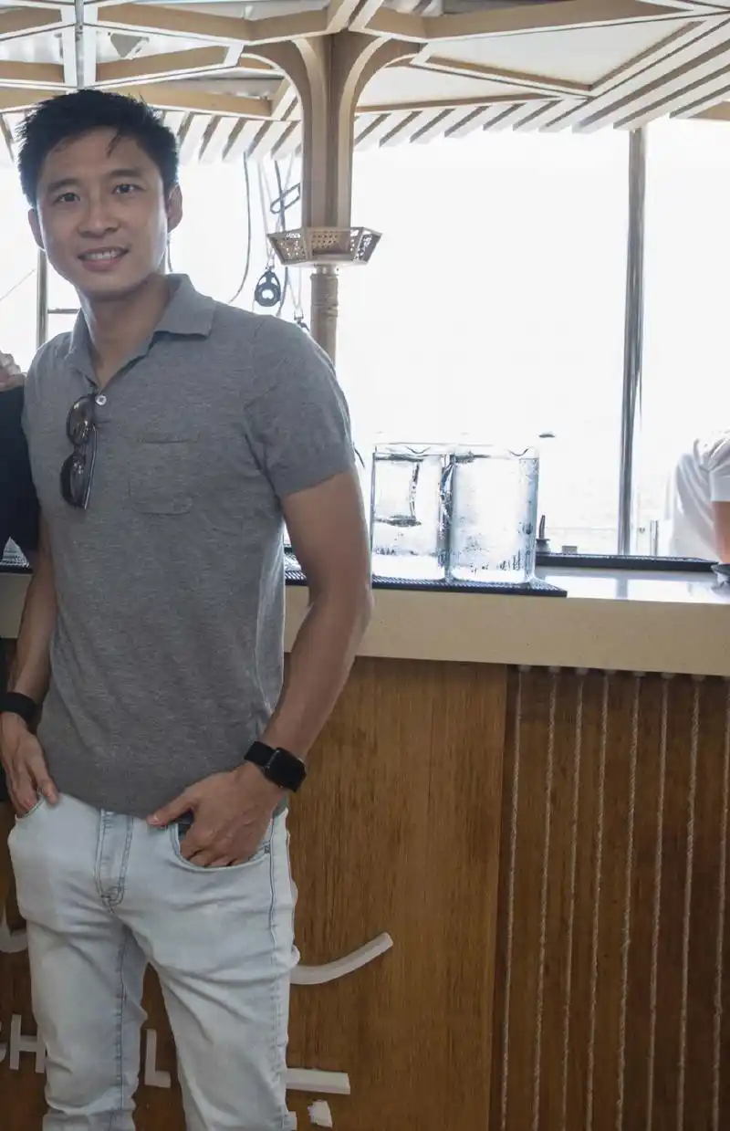 霍启山参加豪华派对,对着美女笑容灿烂,陈可欣超级抢镜