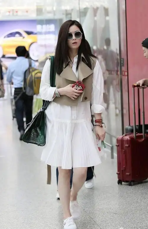 又被蒋欣的机场时尚惊艳叠穿连衣裙时髦又前卫骨架大也美