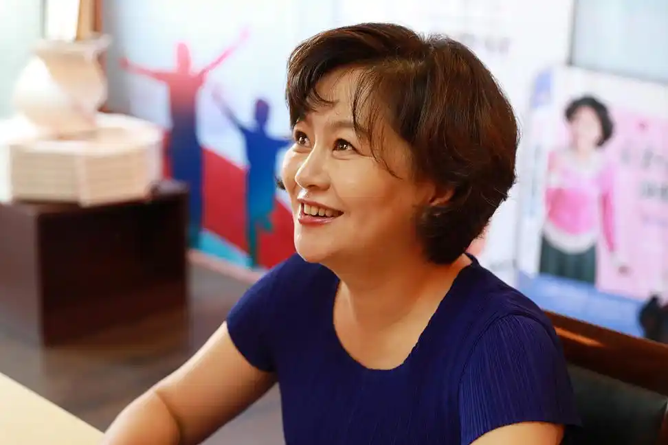 鞠萍亮相新书签售会笑容慈祥与读者互动回忆连连