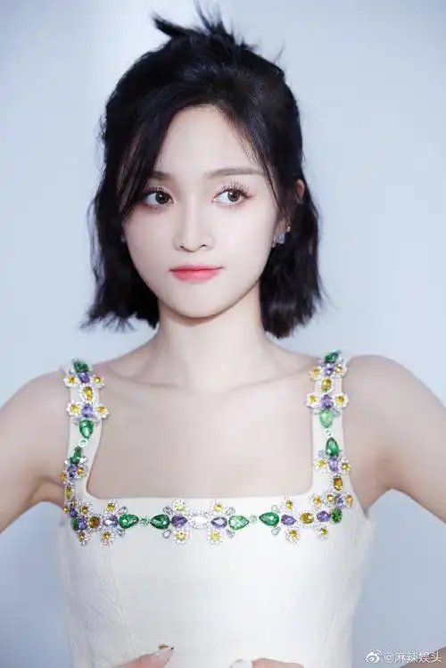 吴宣仪侧颜线条##吴宣仪背心造型写真