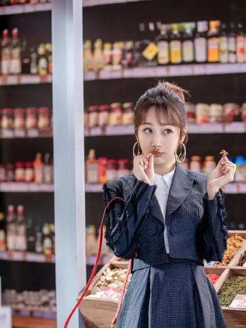 小可爱杨紫承包《中餐厅》的全部笑点,穿搭更是在线,时髦又少女