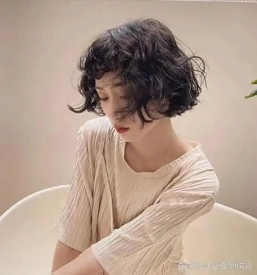 短发烫的小姐姐