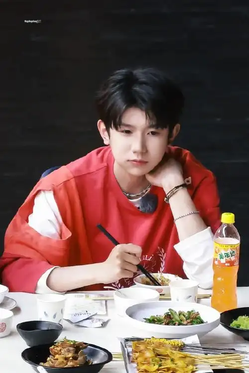 王源超话#王源城市捉迷藏##美年达代言人王源#最佳代言人小嘴巴疯狂