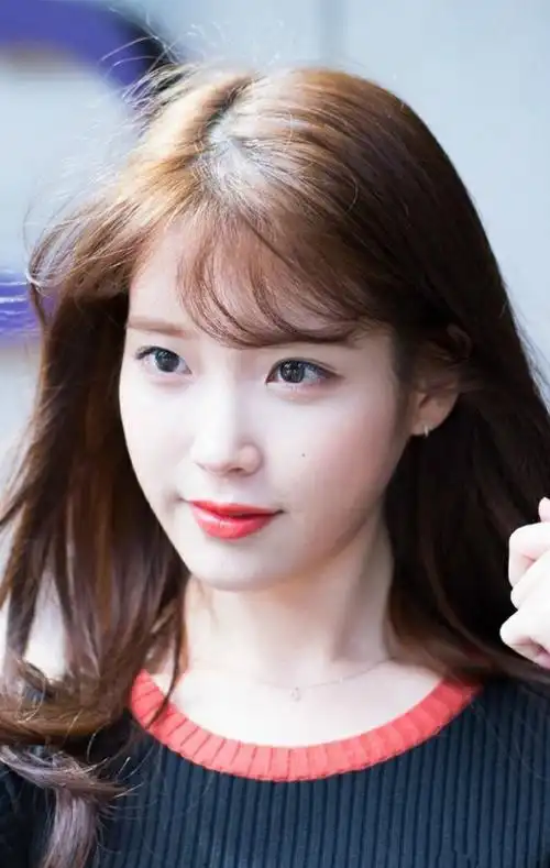 英文:lee ji eun,韩文: ), 1993年5月16日出生于韩国首尔,艺名iu(韩文