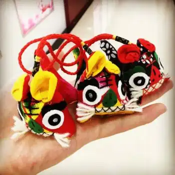 民间手工艺布老虎纯手工刺绣黎侯虎宝宝满月小老虎绣球香包挂件 红色