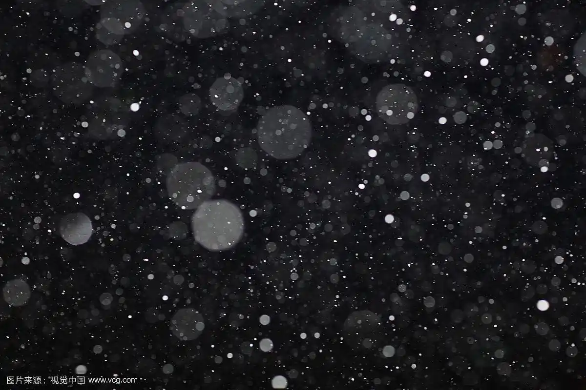 抽象的黑白色雪纹理在黑色背景上叠加