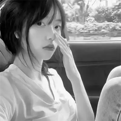 抖音超火的女生头像黑白好看图片