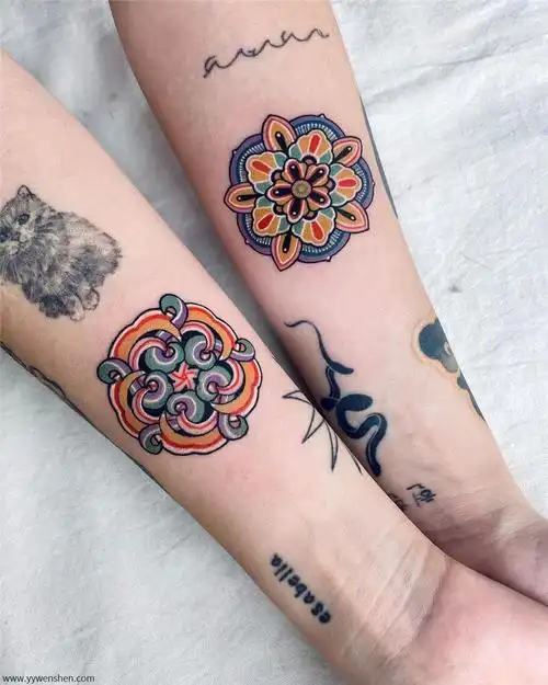 寓意圆满的彩色好看的曼陀罗花纹情侣纹身图案