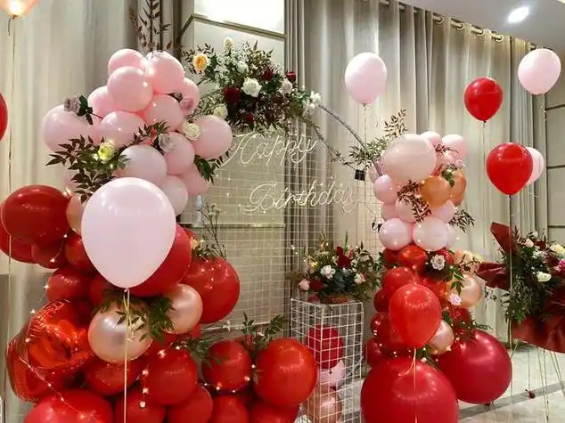 1,生日家里简单布置:气球 气球是生日中不可或缺的元素,若是追求简单