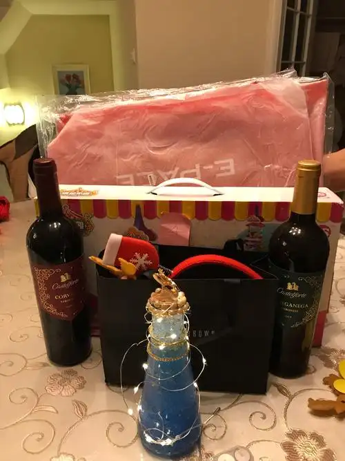 这是俩姐妹表演节目奖励得到一堆礼物.