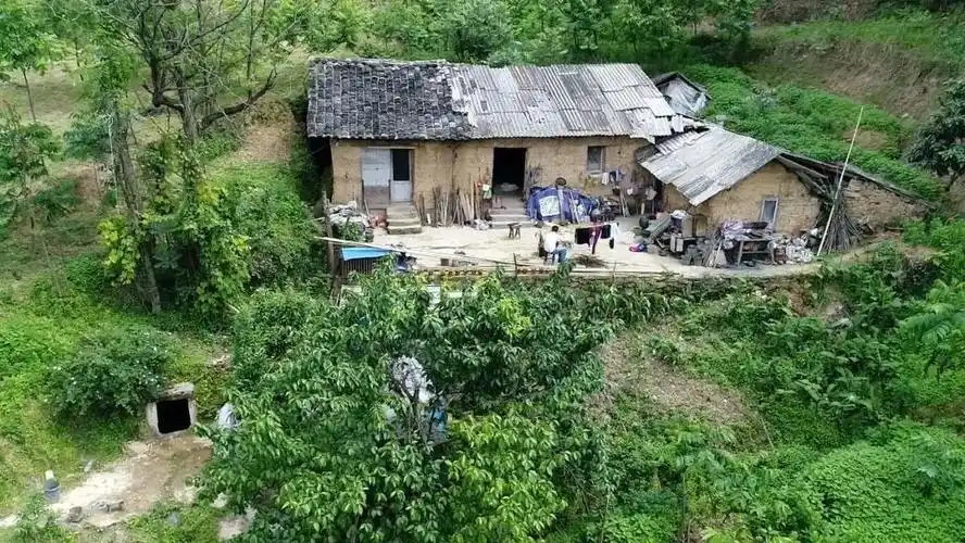 70多岁奶奶独自隐居大山老屋,一户人家在这里远离喧嚣