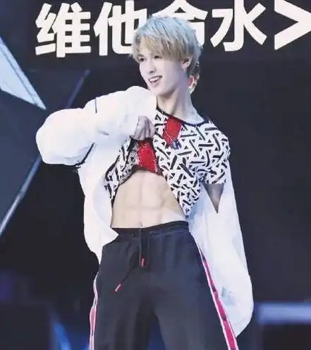 17岁的王源秀腹肌被网友夸上天那比他小黄明昊易烊千玺呢