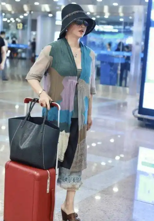 金星在机场又翻车,穿针织开衫配阔腿裤太显壮,不优雅反而更man_的设计