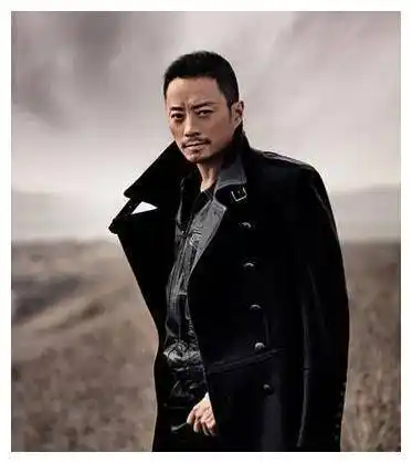 硬汉张涵予现身活动,西装配牛仔裤,难道不是偷穿欧豪的?