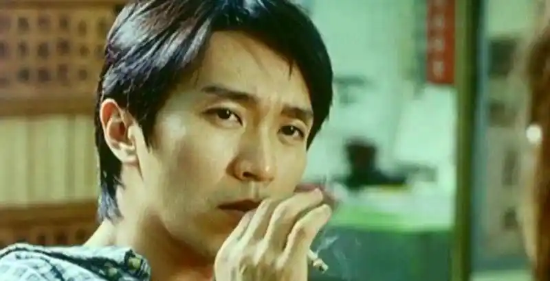 第二位是王宝强,这张吸烟的照片出自《hello!