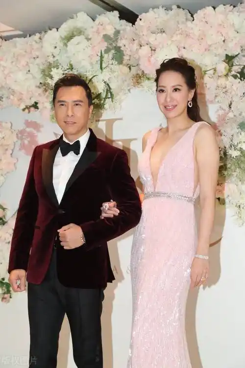 甄子丹小17岁娇妻汪诗诗,穿无痕背心秀身材,181cm的身高太醒目_气质