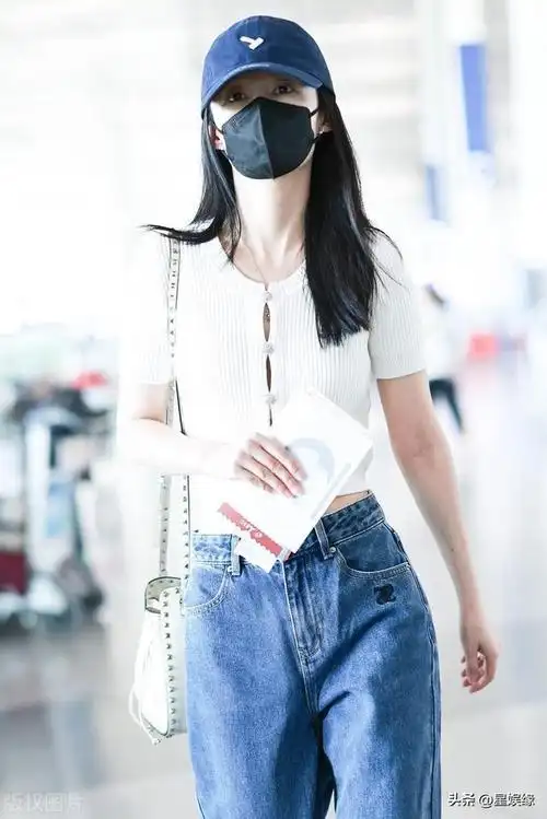 李沁北京机场出发,身穿针织上衣搭配阔腿牛仔裤温柔休闲