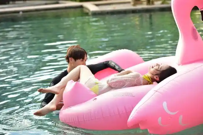 李沁 魏大勋《我们相爱吧》泳池戏水剧照#给魏大勋吹头发的是李沁