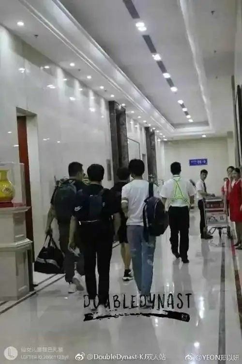 网友偶遇易烊千玺倚墙打游戏姿势撩人