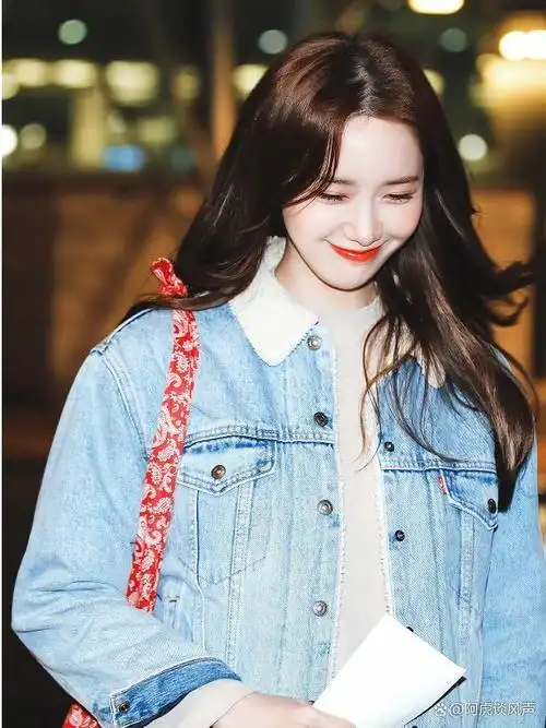 下图是粉丝拍摄的林允儿生活照.