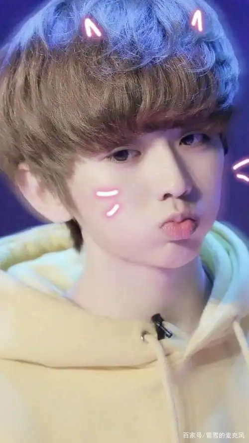 卖萌嘟嘴 嘟嘴卖萌的蔡徐坤宝宝,宝宝还是特别好看,害羞,咯咯笑咬