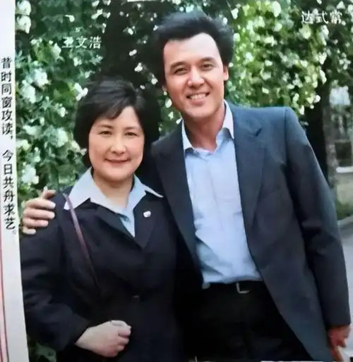 他的妻子王文皓是他的大学同学,两人因为家里穷,节假日就留校不回家.