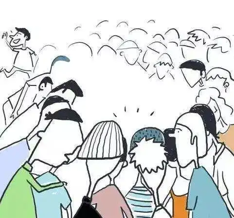 民警准备将梁某带离现场时,朱浩亮发现围观的群众中有一男子眼神飘忽