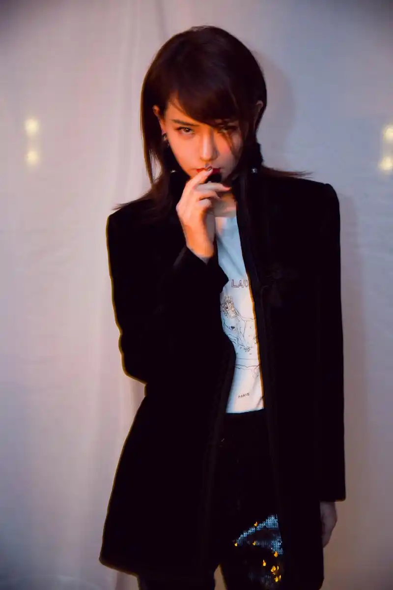 戚薇黑色物语,时尚常量;美帅摩登,在线撩人.