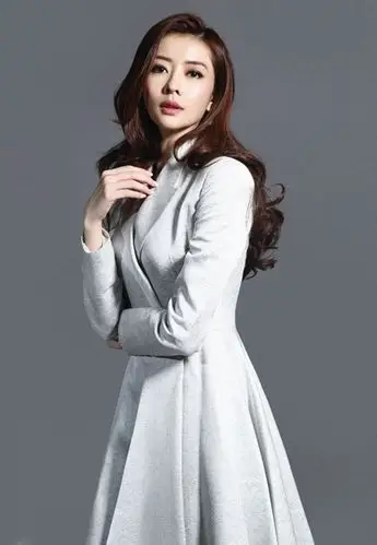 做妈妈的熊黛林,越来越美丽,尽显优雅大方,很有女人味