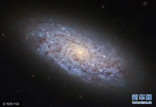 银河系的直径大约在10万光年以上,而ngc 5949星系899_614