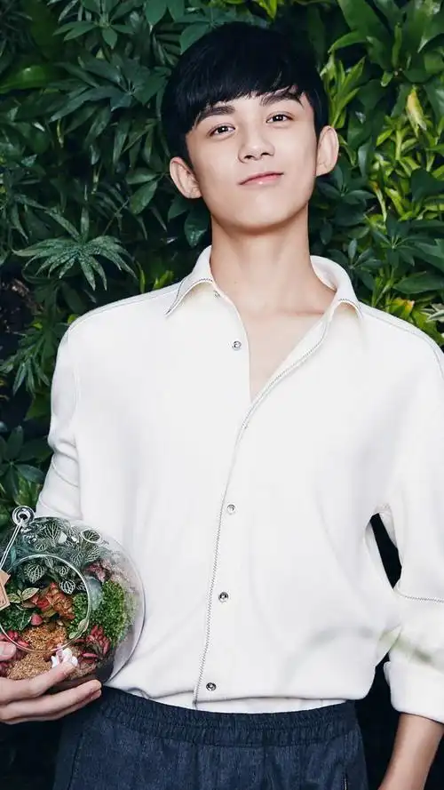 当红小鲜肉吴磊帅气写真