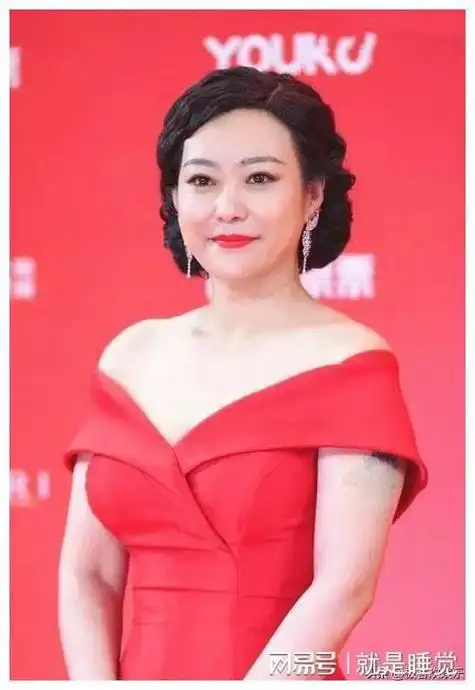年轻时的郝蕾太美了穿挂脖裙秀出骨感身材真是个有灵气的姑娘