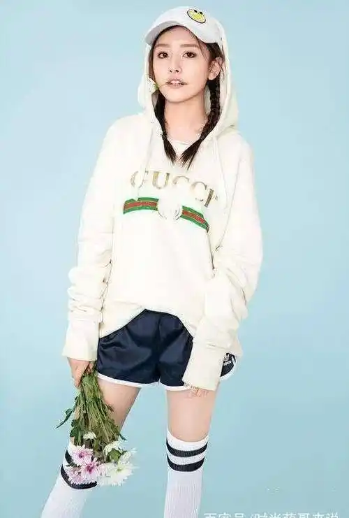 杨超越厉害了,穿绿色长筒袜,真的很会表现自己!_女生_祖儿_大学