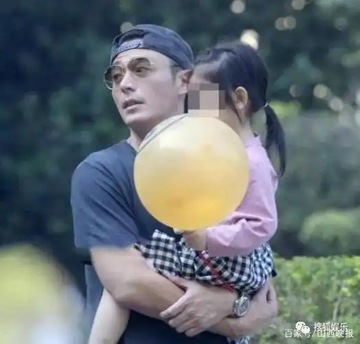 近日,有媒体拍到霍建华林心如带着女儿小海豚和双方父母聚餐,三代同堂