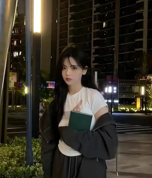 杨超越的街边自拍,少女感十足,像个高中生