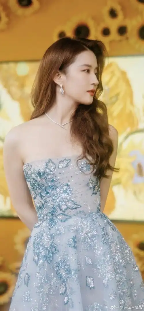 刘亦菲 高定#刘亦菲  georges hobeika秋冬高定 ,这裙子挺好看的